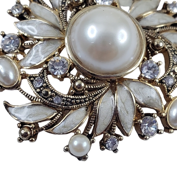 Vintage Monet Brooch Faux Pearls Cream Enamel Rhinestones Burst  A0242 -Q6 - Picture 4 of 12